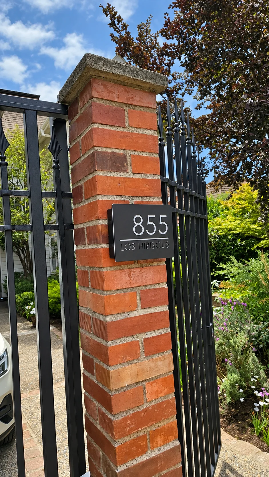 Pilar de ladrillo y placa del acceso residencial en Concón