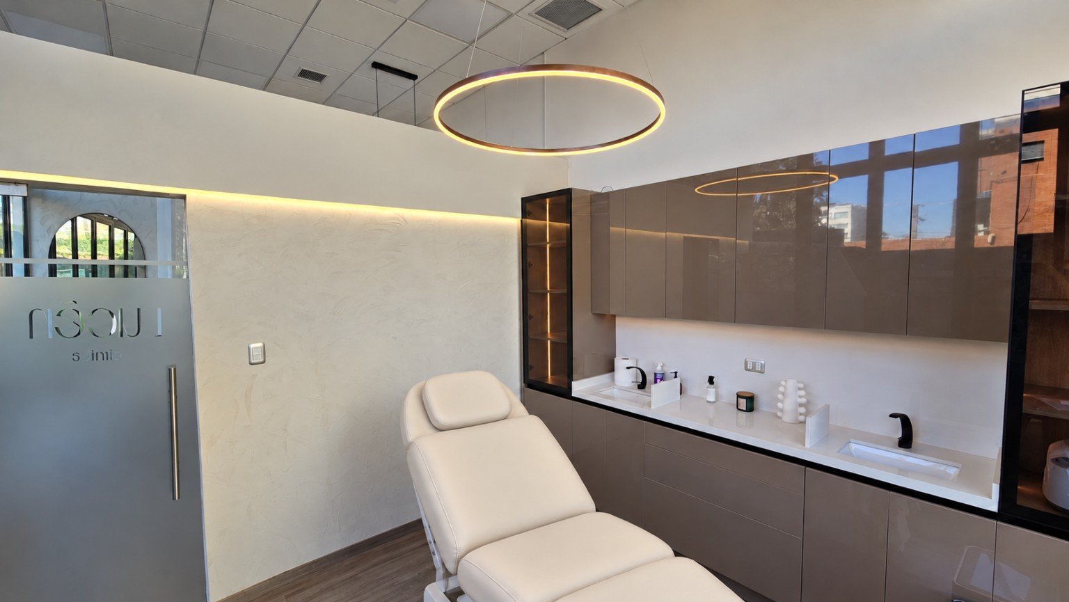 Sala de atención de Clínica Lucen con sillón blanco y mobiliario integrado