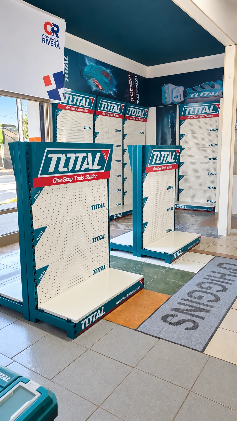 Fotografía del stand comercial TOTAL Tools con paneles perforados y exhibidores sin herramientas en San Vicente de Tagua Tagua