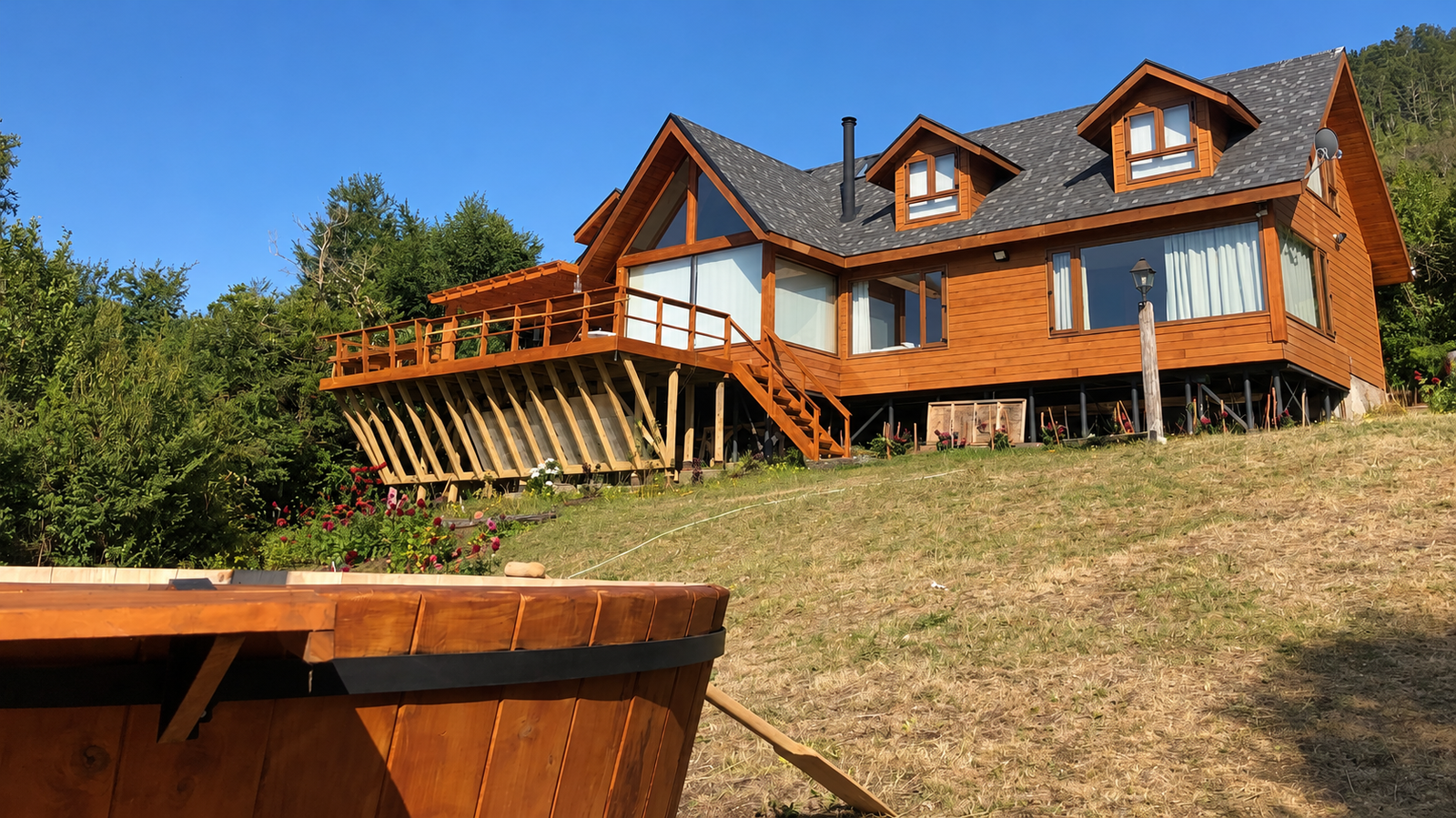 Casa Lican Ray: fachada de madera y terraza