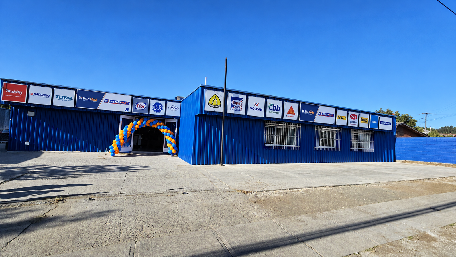 Ferretería Ferrimat en Concepción: fachada azul y acceso principal