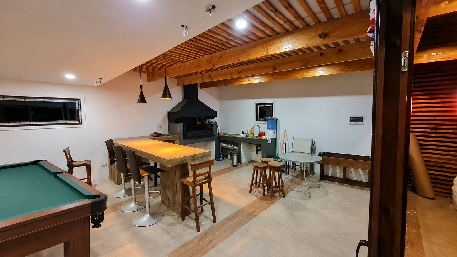 Quincho Mantagua: vista interior del área de parrilla y mesón