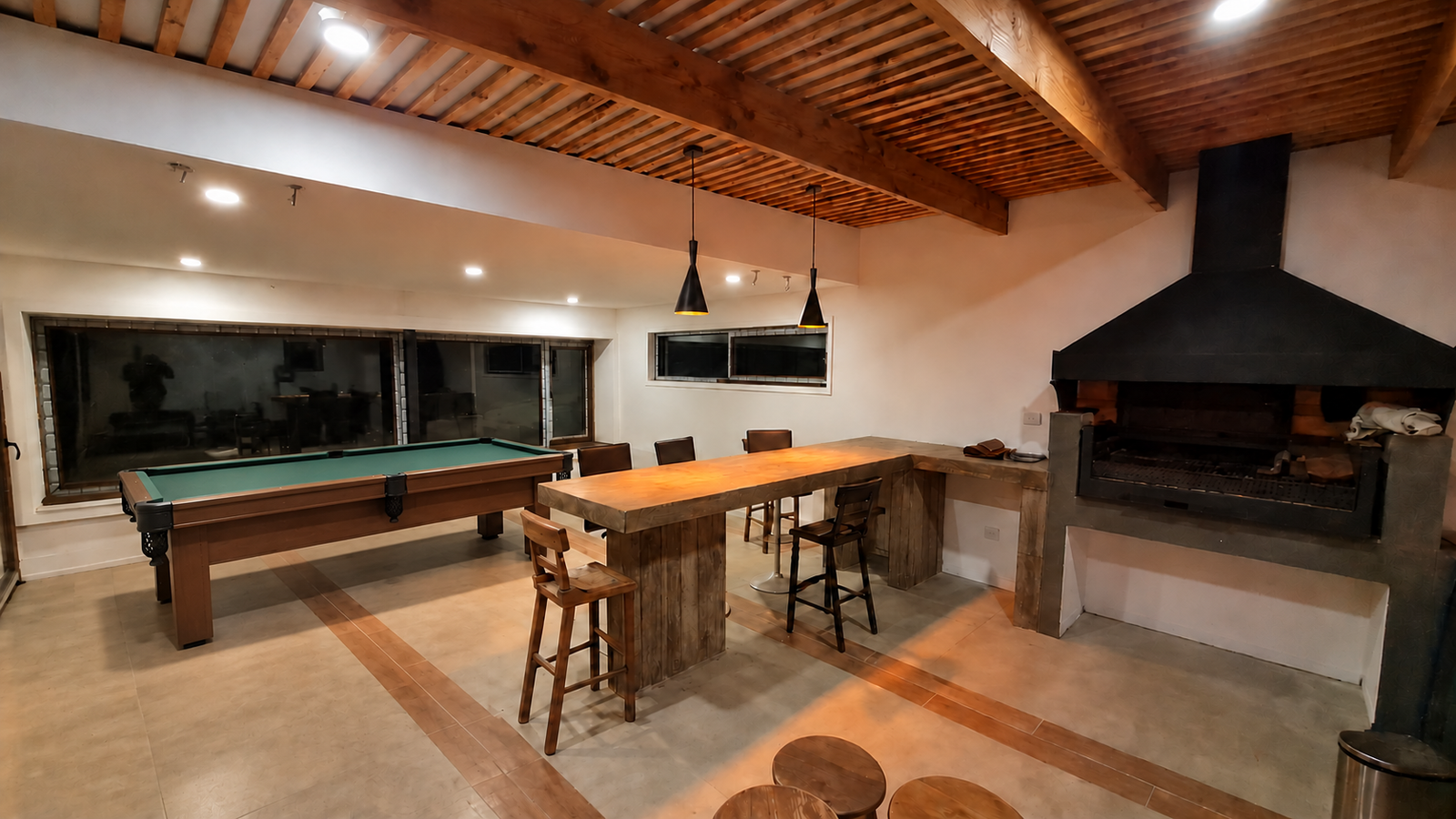 Quincho Mantagua: espacio interior con barra y mesa de pool